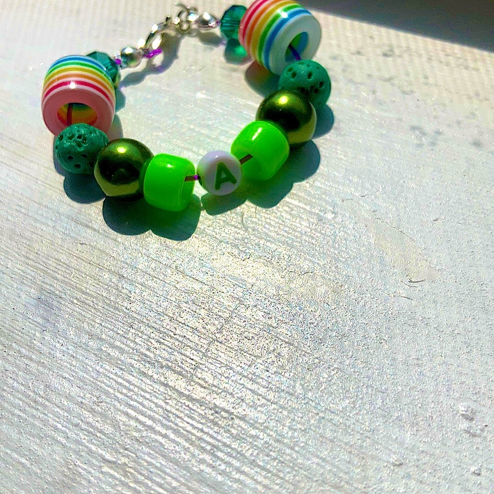 I’m selling a bracelet for a Tod/BBY It’s green